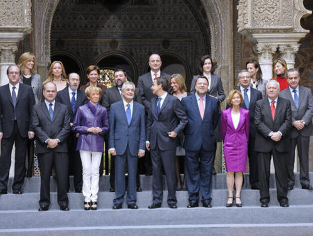 Foto de familia del Consejo de Ministros celebrado en el Real Alc&aacute;zar de Sevilla.

Foto: Juan Carlos V&aacute;zquez