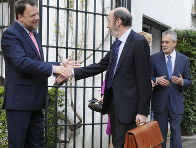 El alcalde de Sevilla recibe al ministro del Interior, Alfredo P&eacute;rez Rubalcaba.

Foto: Juan Carlos V&aacute;zquez