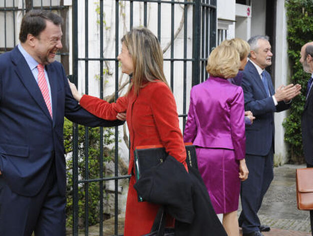 El alcalde de Sevilla, Alfredo S&aacute;nchez Monteseir&iacute;n, bromea con la ministra de Igualdad, Bibiana A&iacute;do.

Foto: Juan Carlos V&aacute;zquez