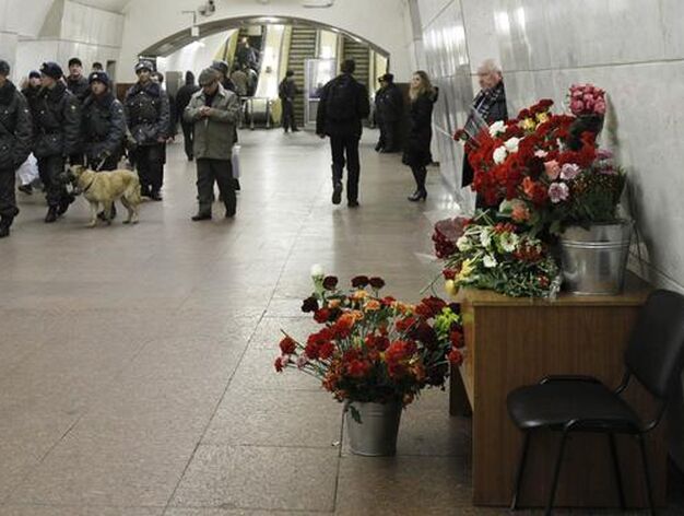 Flores en el metro para recordar a los fallecidos. / Reuters
