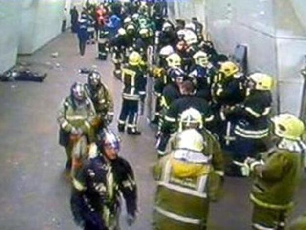 Imagen de televisi&oacute;n de los bomberos a su llegada al metro. / Reuters
