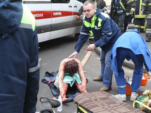 Una mujer herida es atendida por los servicios de emergencia rusos. / AFP