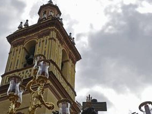 Detalle del crucificado con la torre de la parroquia de San Bernardo al fondo.

Foto: Juan Carlos  V&aacute;zquez