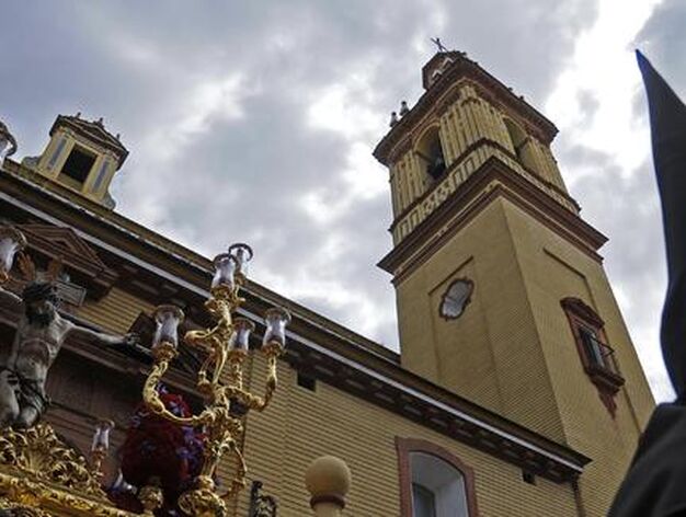 El cristo de la Salud con la torre de la parroquia al fondo.

Foto: Juan Carlos  V&aacute;zquez