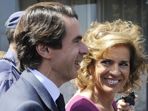 Jos&eacute; Mar&iacute;a Aznar sonr&iacute;e junto a su esposa, Ana Botella. 

Foto: Cristina Quicler (AFP Photo)