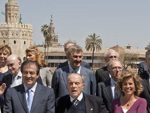 Francisco &Aacute;lvarez Cascos, Manuel Fraga y Ana Botella, la esposa de Aznar, durante la foto de familia.

Foto: Jos&eacute; Manuel Vidal (Efe)