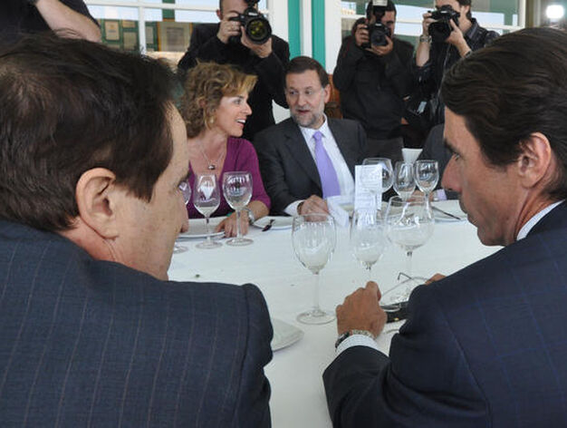 Un momento del almuerzo celebrado en el restaurante R&iacute;o Grande, con Aznar de espaldas y Mariano Rajoy hablando con Ana Botella, al fondo. 

Foto: Manuel G&oacute;mez