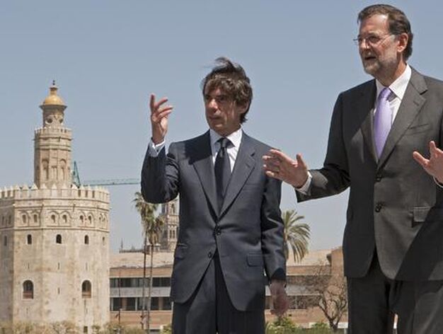 Jos&eacute; Mar&iacute;a Aznar junto a Mariano Rajoy.

Foto: Jos&eacute; Manuel Vidal (Efe)