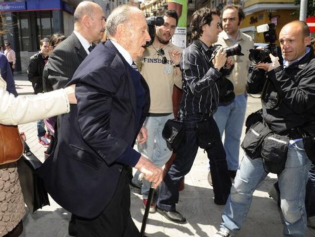 Manuel Fraga, presidente de honor del PP, rodeado por fot&oacute;grafos y periodistas.

Foto: Cristina Quicler (AFP Photo)