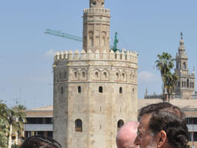 Jos&eacute; Mar&iacute;a Aznar habla con el actual l&iacute;der del PP, Mariano Rajoy.

Foto: Manuel G&oacute;mez