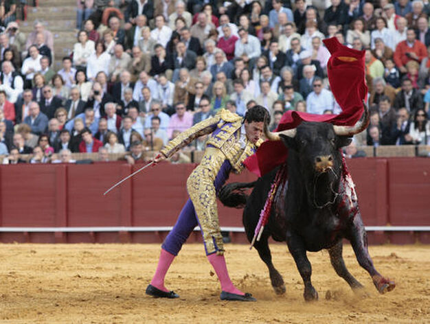 El diestro camero, tras cortar una oreja a su primer toro, roza la Puerta del Pr&iacute;ncipe.

Foto: Juan Carlos Mu&ntilde;oz