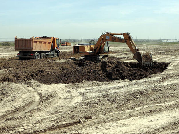 Una gr&uacute;a remueve la tierra, y al fondo dos camiones de la obra.

Foto: Juan Carlos Mu&ntilde;oz