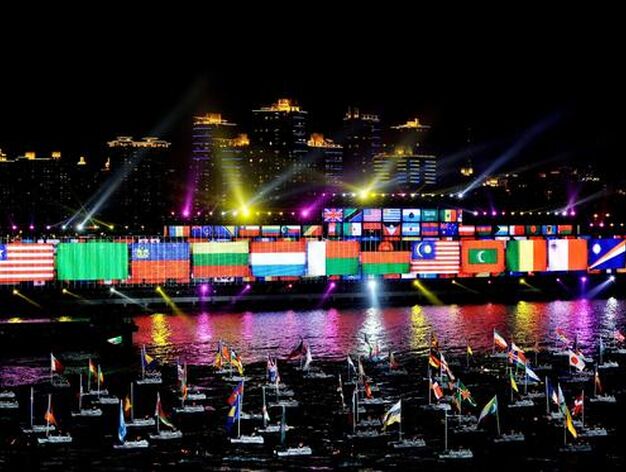 Espect&aacute;culo de iluminaci&oacute;n con barcos portando banderas de todos los pa&iacute;ses. 

Foto: Philippe L&oacute;pez (AFP Photo)