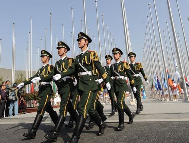 Guardias de honor chinos marchan tras una ceremonia de izamiento de bandera de todos los pa&iacute;ses participantes en la Expo Mundial de Shanghai 2010.

Foto: AFP Photo