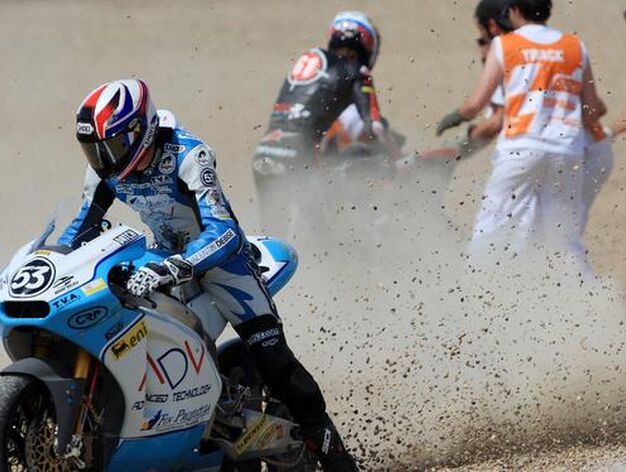 Toni El&iacute;as gana el pulso a Tomizawa y sube a lo m&aacute;s alto del caj&oacute;n en Moto2. 

Foto: Juan Carlos Toro y Manuel Aranda