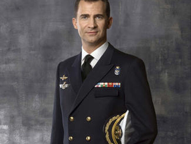 El Pr&iacute;ncipe de Asturias, vistiendo el uniforma de la Marina.