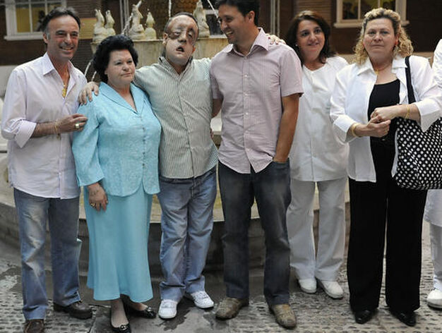 Rafael, con familiares tras ser dado de alta.

Foto: Juan Carlos V&aacute;zquez