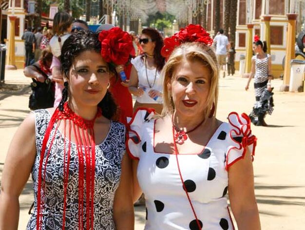 Dos mujeres vestidas de gitana disfrutan de la Feria.

Foto: Pascual