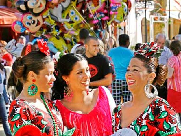 Un grupo de mujeres vestidas de gitana disfrutan de la Feria.

Foto: Pascual