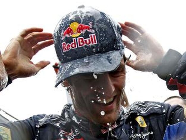Webber, empapado en champagne por su equipo nada m&aacute;s terminar la carrera. / EFE