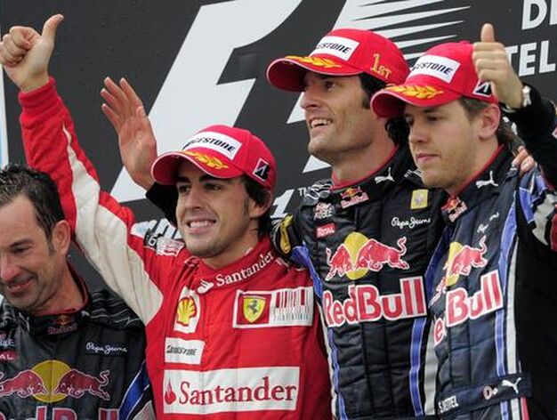 Alonso, junto a Webber (c) y Vettel (d), en el podio. / AFP