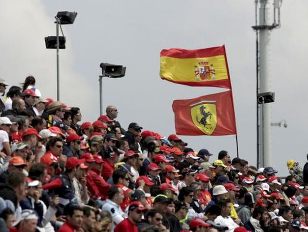 La bandera Ferrari, junto a la espa&ntilde;ola en la grada. / EFE