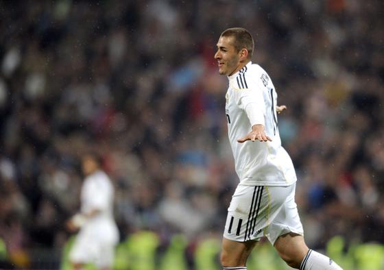 El Real Madrid cumple y golea en su estadio al Athletic. / AFP