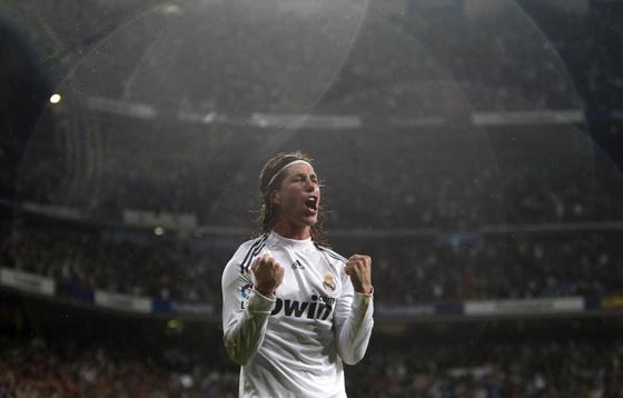 El Real Madrid cumple y golea en su estadio al Athletic. / Reuters