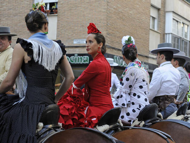 Mujeres caballistas esperan la llegada de las carretas.

Foto: Juan Carlos V&aacute;zquez