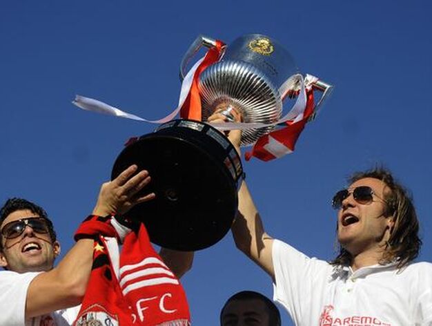 El Sevilla recorre la ciudad para festejar con sus aficionados el t&iacute;tulo de la Copa del Rey.

Foto: Agencias