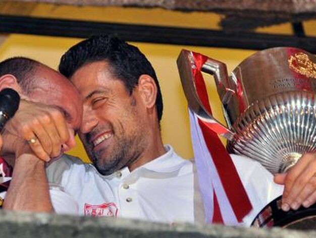 Palop y Monchi se abrazan emocionados con la Copa en la mano.

Foto: Manuel G&oacute;mez