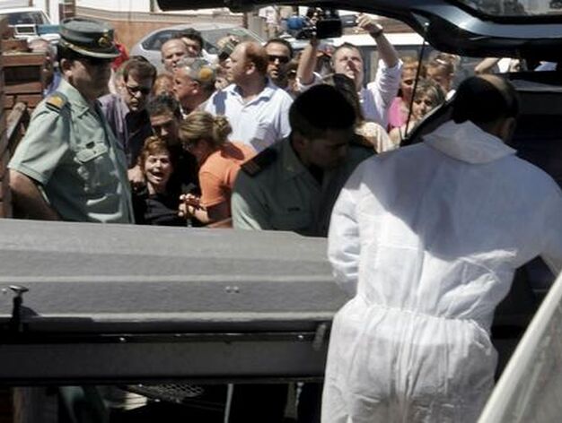 &Aacute;gueda Molina, madre de Guadalupe, llora rodeada de familiares mientras el cad&aacute;ver de su hija es introducido en el coche f&uacute;nebre.

Foto: B. Vargas / Efe