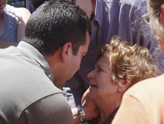 &Aacute;gueda Molina, madre de Guadalupe, es consolada por un familiar.

Foto: B. Vargas / Efe
