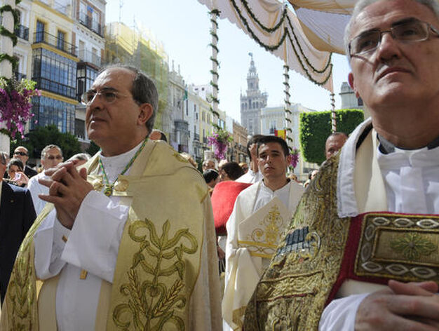 Juan Jos&eacute; Asenjo acompa&ntilde;a por primera vez a la procesi&oacute;n como arzobispo de Sevilla. 

Foto: Juan Carlos V&aacute;quez