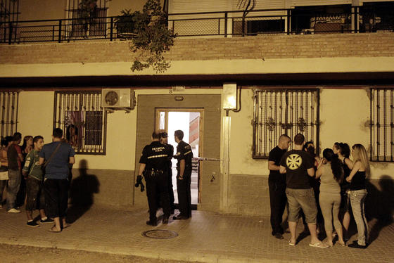 Los polic&iacute;as impiden la entrada al bloque en el que residen la anciana y su presunto asesino.

Foto: Antonio Pizarro