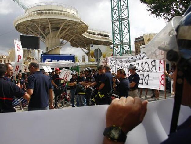 Varios bomberos sostienen una pancarta frente a las obras del Metropol Parasol.

Foto: B. Vargas
