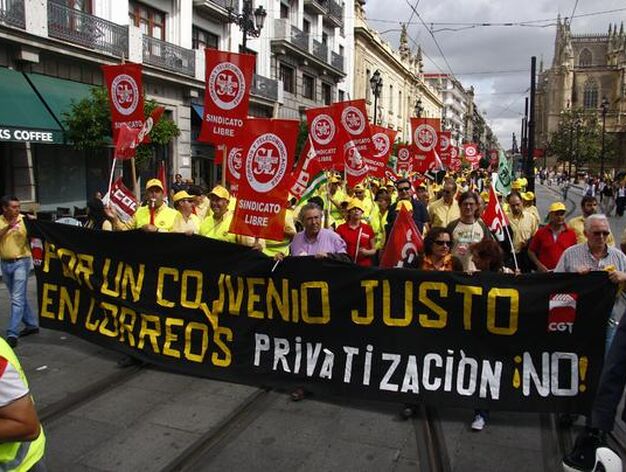 Los funcionarios de Correos avanzan con un pancarta contra la privatizaci&oacute;n del servicio.

Foto: B. Vargas