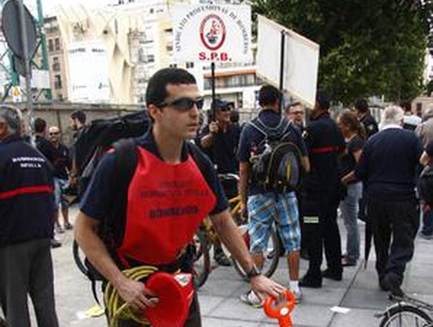 Un manifestante con un coche de bomberos de juguete. 

Foto: B. Vargas