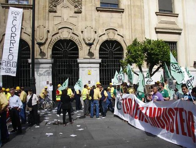Los manifestantes sujetan una pancarta con el lema "Zapatero, embustero". 

Foto: B. Vargas