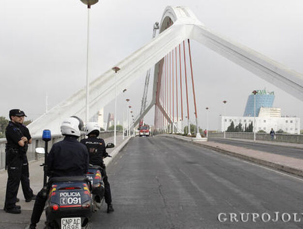 El puente de la Barqueta cortado totalmente al tr&aacute;fico.

Foto: Antonio Pizarro