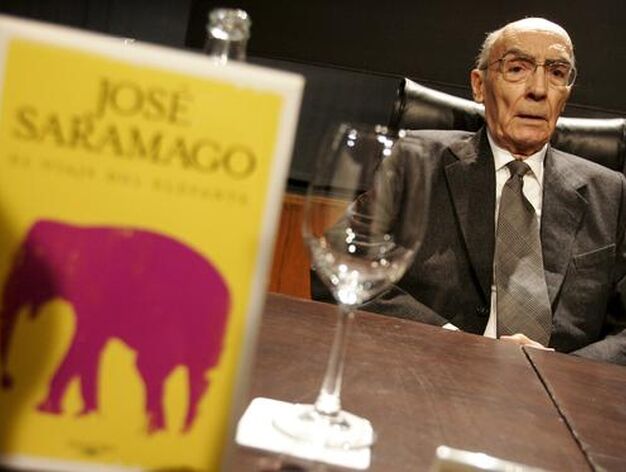 El escritor , durante la presentaci&oacute;n en la Casa de Am&eacute;rica de Madrid de su novela 'El viaje del elefante', en 2008. / EFE

Foto: Varios