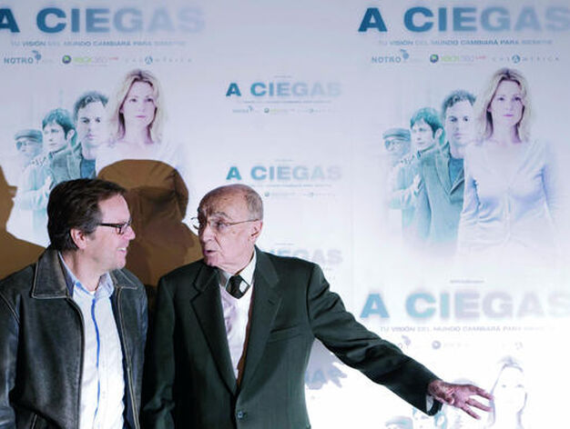 El cineasta brasile&ntilde;o Fernando Meirelles, junto a Jos&eacute; Saramago en 2009 durante la presentaci&oacute;n en madrid de su pel&iacute;cula 'A ciegas', basada en el 'Ensayo sobre la ceguera' del Nobel portugu&eacute;s. / EFE

Foto: Varios