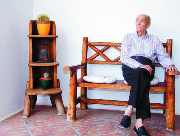El escritor Jos&eacute; Saramago, en su domicilio en la isla de Lanzarote el pasado 2009. / Efe

Foto: Varios