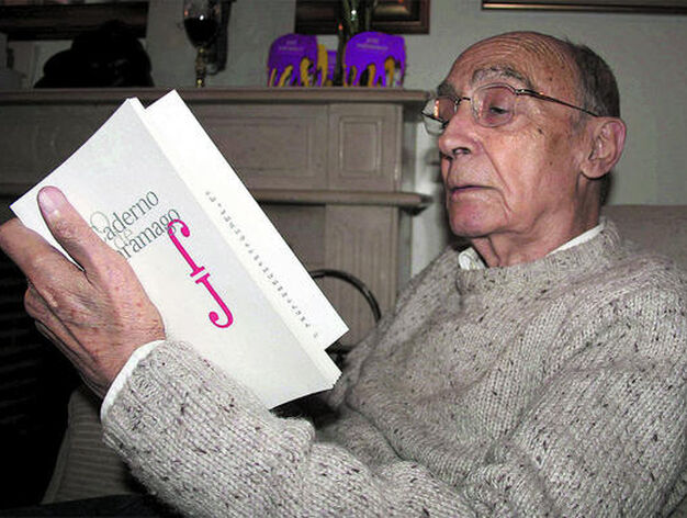 El escritor Jos&eacute; Saramago , en una imagen tomada en su hogar lisboeta en 2008. / Efe

Foto: Varios