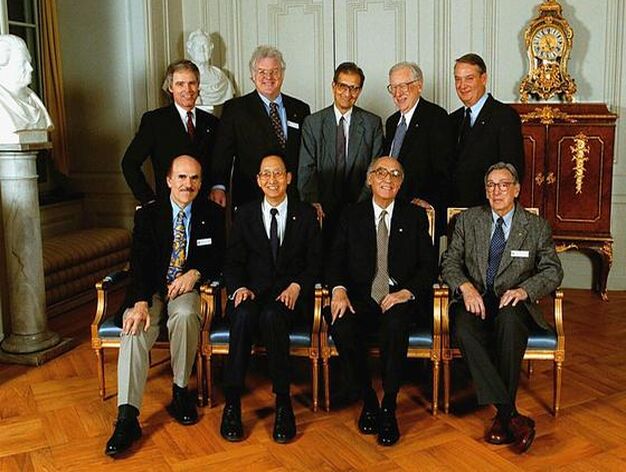 Los premios Nobel de 1998, con Saramago sentado en el tercer puesto de izquierda a deracha. / EFE

Foto: Varios