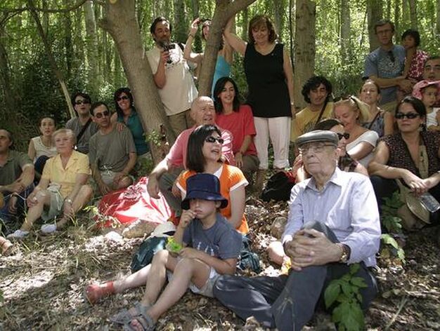 El escritor junto a la familia de su esposa, Pilar del R&iacute;o, en Castril. / Miguel Rodr&iacute;guez

Foto: Varios