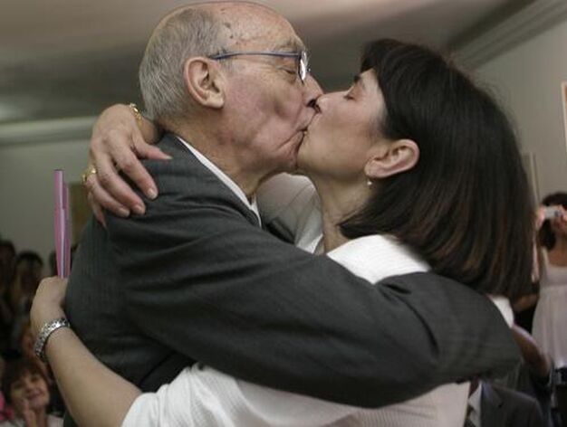 Jos&eacute; Saramago y su mujer, Pilar del Rio, se besan tras su boda civil, celebrada en el Ayuntamiento de Castril en 2007. / Miguel Rodr&iacute;guez

Foto: Varios