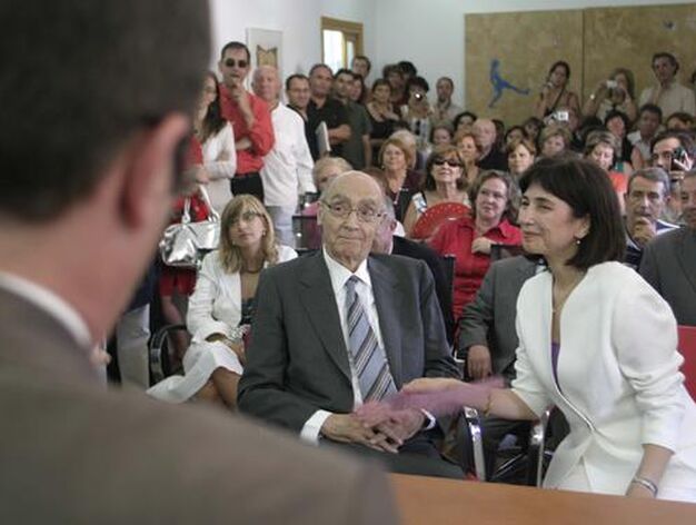 Jos&eacute; Saramago y su mujer, Pilar del Rio, en su boda civil, celebrada en el Ayuntamiento de Castril en 2007. / Miguel Rodr&iacute;guez

Foto: Varios