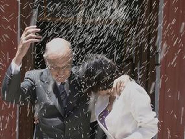 Jos&eacute; Saramago y su mujer, Pilar del Rio, tras su boda civil, celebrada en el Ayuntamiento de Castril en 2007. / Miguel Rodr&iacute;guez

Foto: Varios