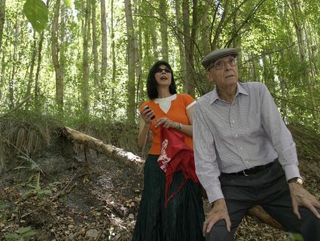 Saramago, con su esposa en los alrededores de Castril. / Miguel Rodr&iacute;guez

Foto: Varios